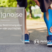 Physiotherapeut untersucht die Achillessehne eines Patienten in moderner Physiotherapiepraxis. Nahaufnahme zeigt Hände des Therapeuten und das Bein des Patienten, betont professionelle Behandlung von Achillodynie und Achillesbeschwerden.